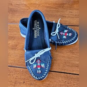 Minnetonka Womens Navy Beaded Thunderbird Moccasins Shoes size 8